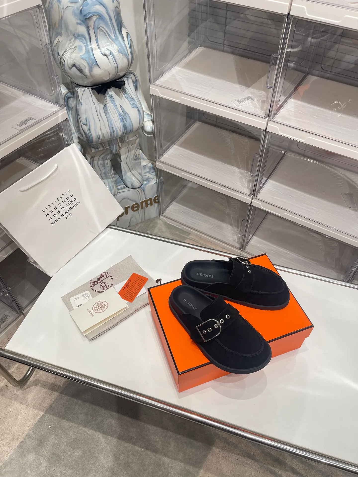 [H Family Hermès] P: 540💰 Size: Male 39-44 (45 46 customized) Female 35-40 (41 42 customized) HERMES Hermès latest kelly buckle couple style Birkenstock slippers, classic family language design! It looks good no matter how you match it! Casual and high-end feeling, the comfort is also great, paired with a variety of colorful socks, it gives a trendy and high-end feel ●Upper: imported cow suede ●Inner: imported sheepskin ●Foot pads: imported mixed sheepskin ●Outsole: Tpu non-slip and wear-resistant outsole